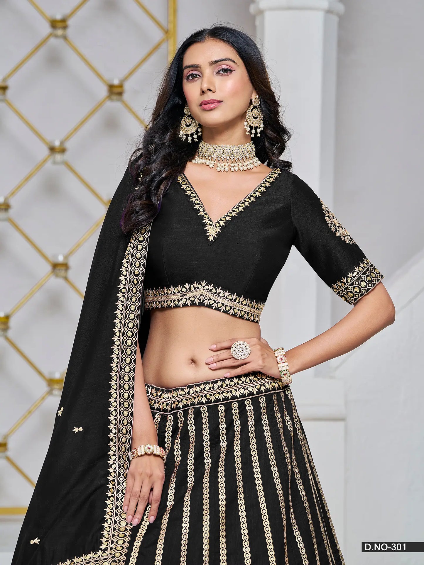 Designer Lehenga Choli aus schwarzer Kunstseide mit Fadenstickerei und Pailletten