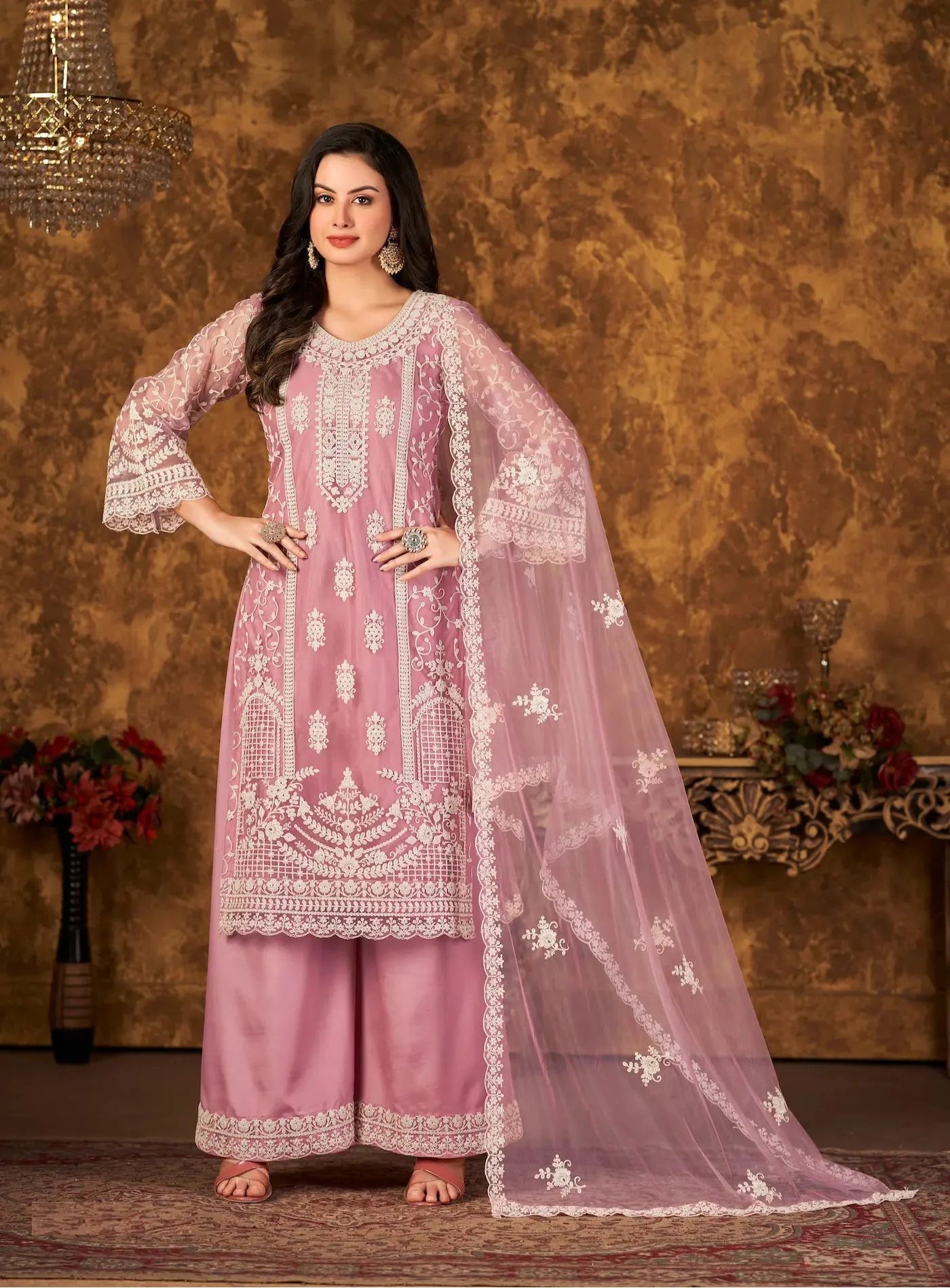 Salwar suit en filet rose clair avec broderie au fil et sequins