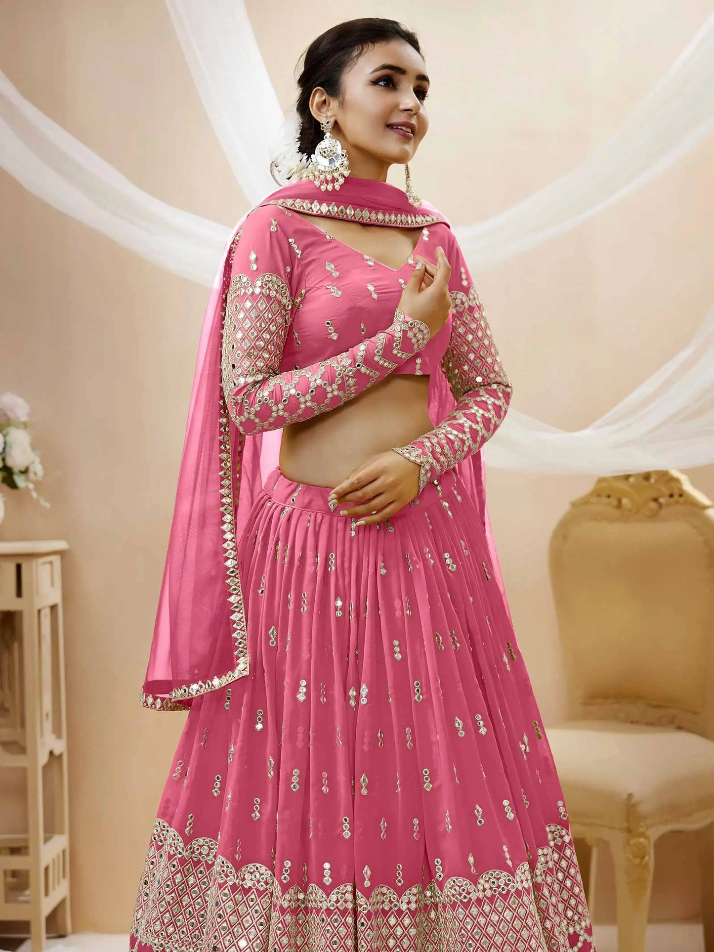 Lehenga rose clair en georgette avec broderie en sequins et zari