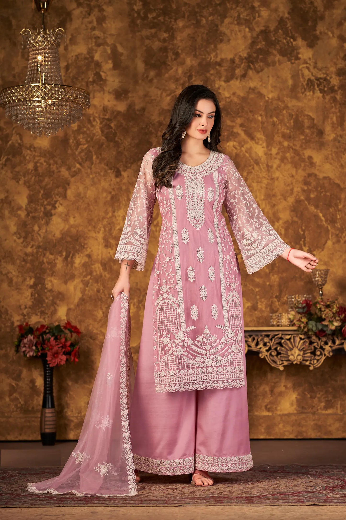 Salwar suit en filet rose clair avec broderie au fil et sequins