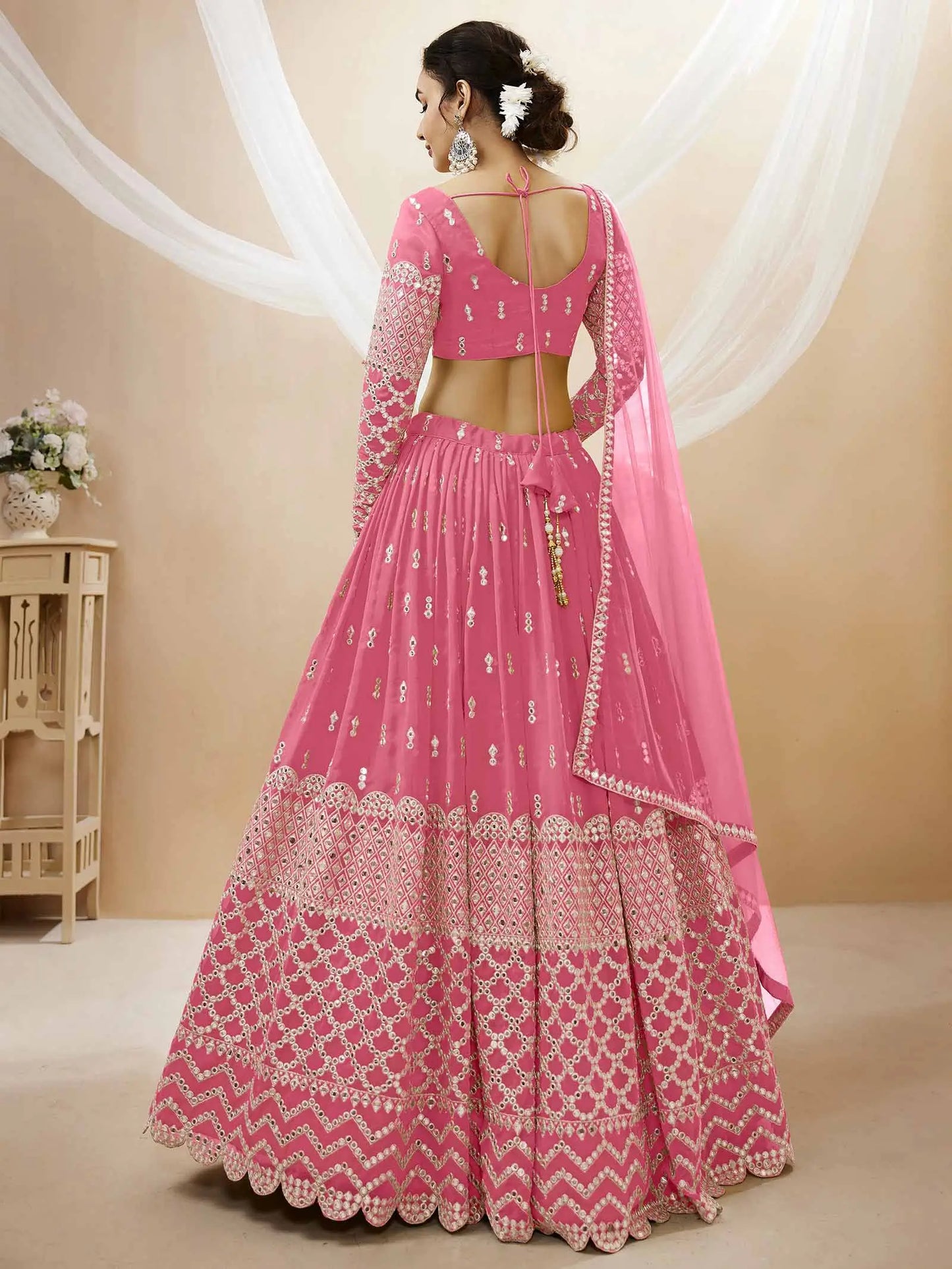 Lehenga rose clair en georgette avec broderie en sequins et zari