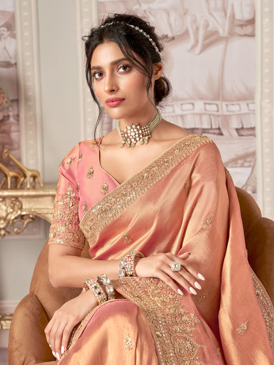 Sari travaillé en soie jacquard avec broderies et tissu fantaisie rose pêche et doré COLLECTION INDRA