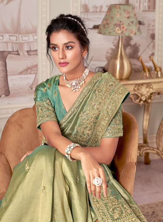 Sari travaillé en soie jacquard avec broderies et tissu fantaisie vert deux tons et doré COLLECTION INDRA