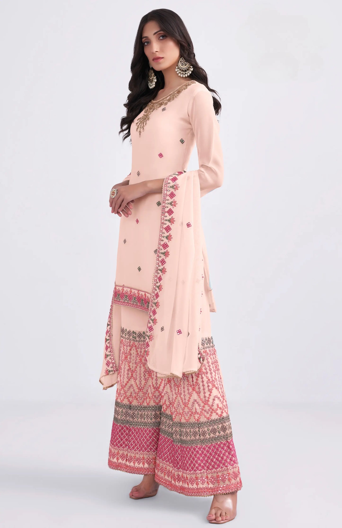 Pfirsichfarbenes Sharara-Set aus Georgette mit mehrfarbiger Pailletten- und Faden-Handstickerei