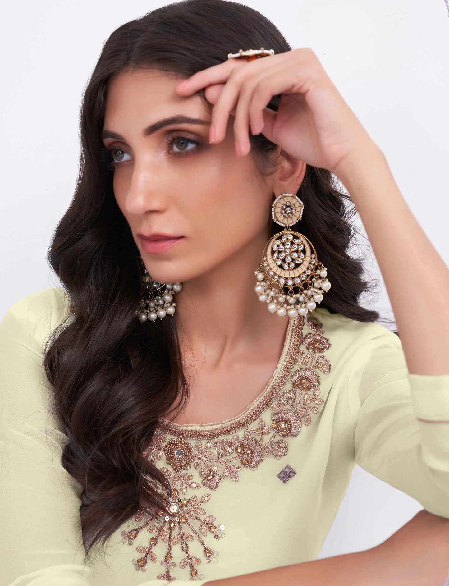 Ensemble Sharara en Georgette Jaune Clair avec Broderie à la Main, Fils Multicolores et Sequins