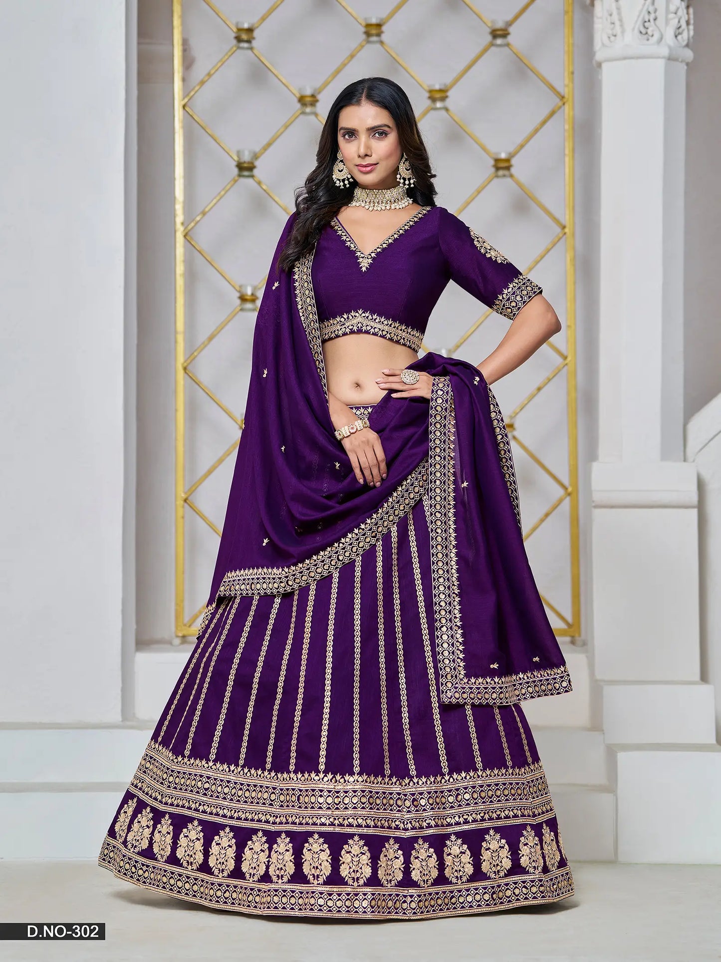 Designer Lehenga Choli aus dunkelvioletter Kunstseide mit Fadenstickerei und Pailletten