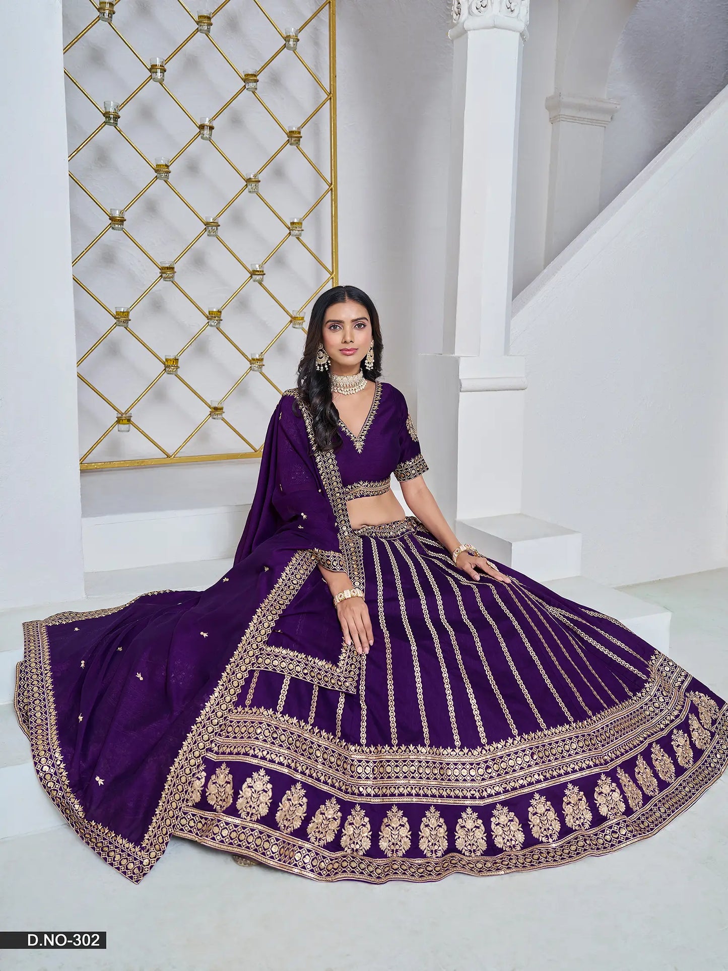 Designer Lehenga Choli aus dunkelvioletter Kunstseide mit Fadenstickerei und Pailletten