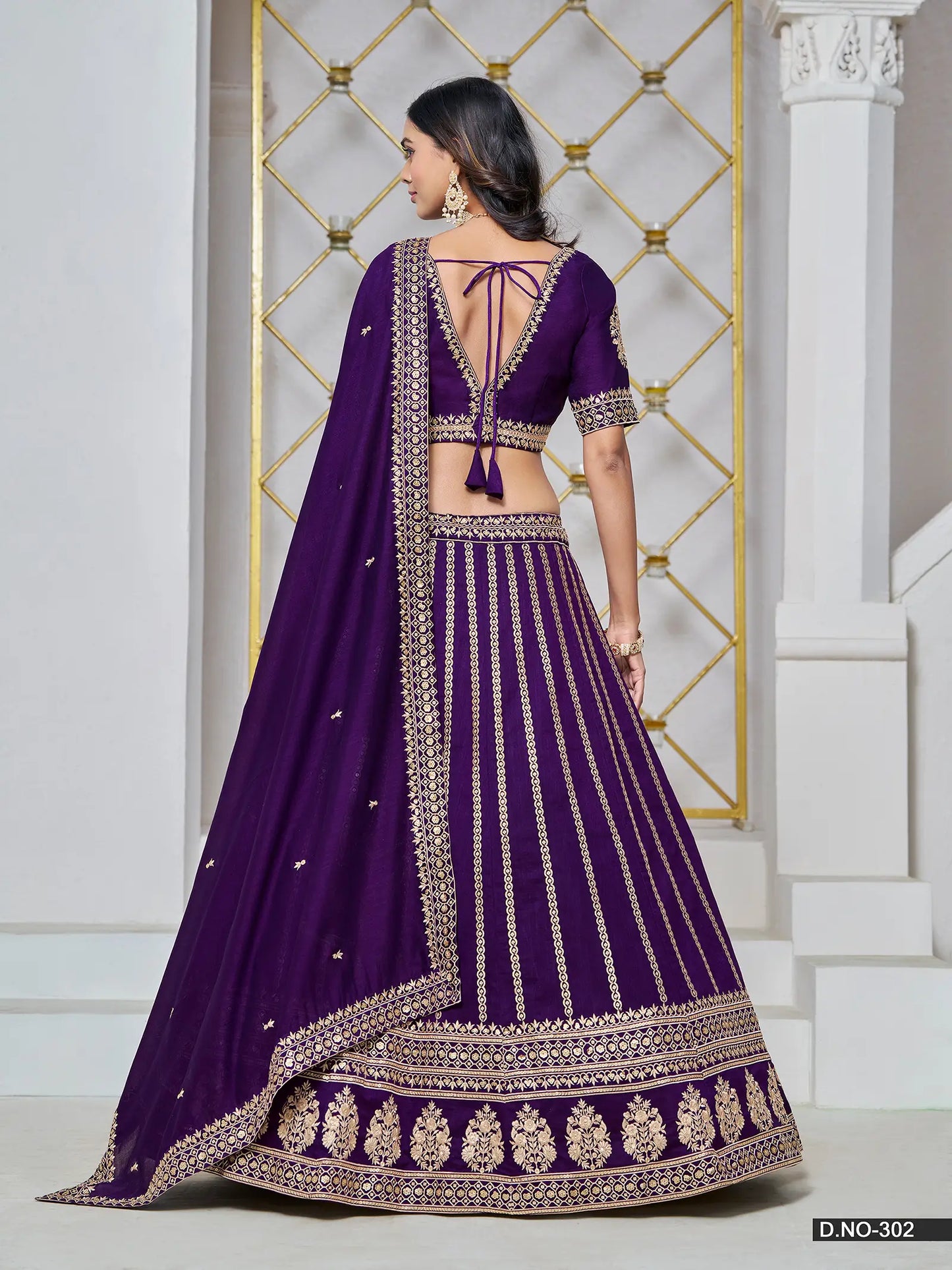 Designer Lehenga Choli aus dunkelvioletter Kunstseide mit Fadenstickerei und Pailletten