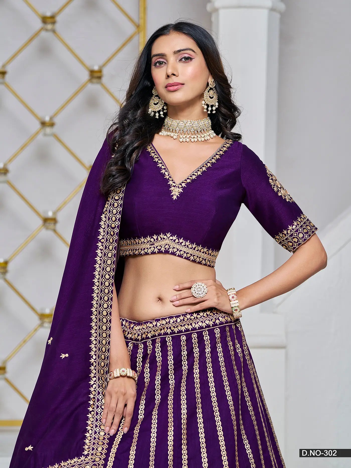 Designer Lehenga Choli aus dunkelvioletter Kunstseide mit Fadenstickerei und Pailletten