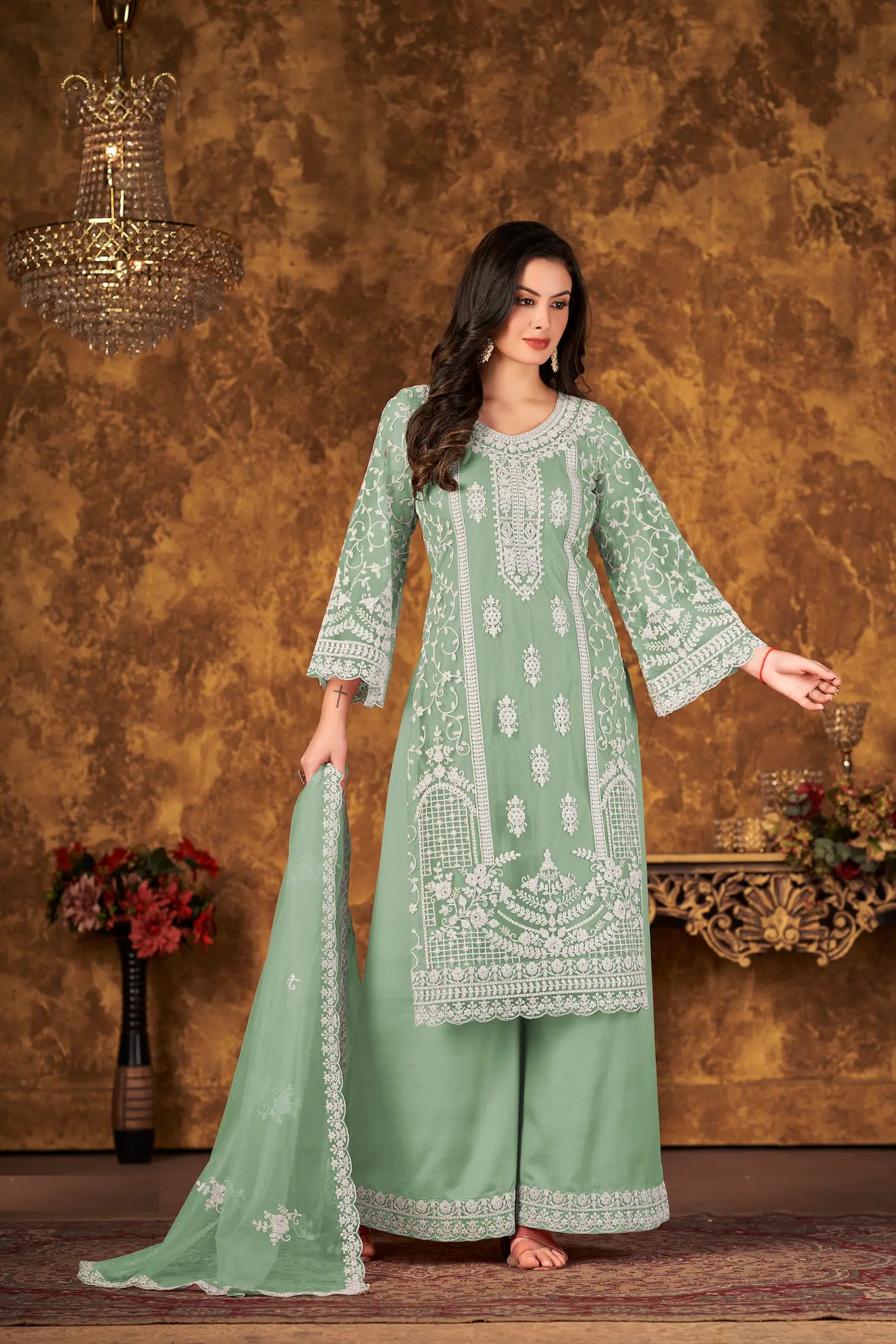 Salwar suit en filet vert pistache avec broderie au fil et sequins
