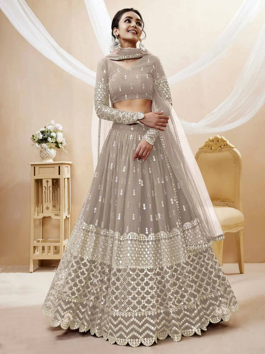 Lehenga choli gris en georgette avec travail de sequins et broderie en zari, accompagné d'un dupatta en filet doux