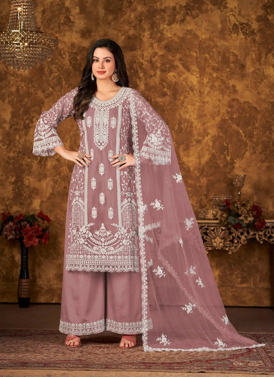 Salwar suit en filet pêche poudré avec broderie au fil et sequins