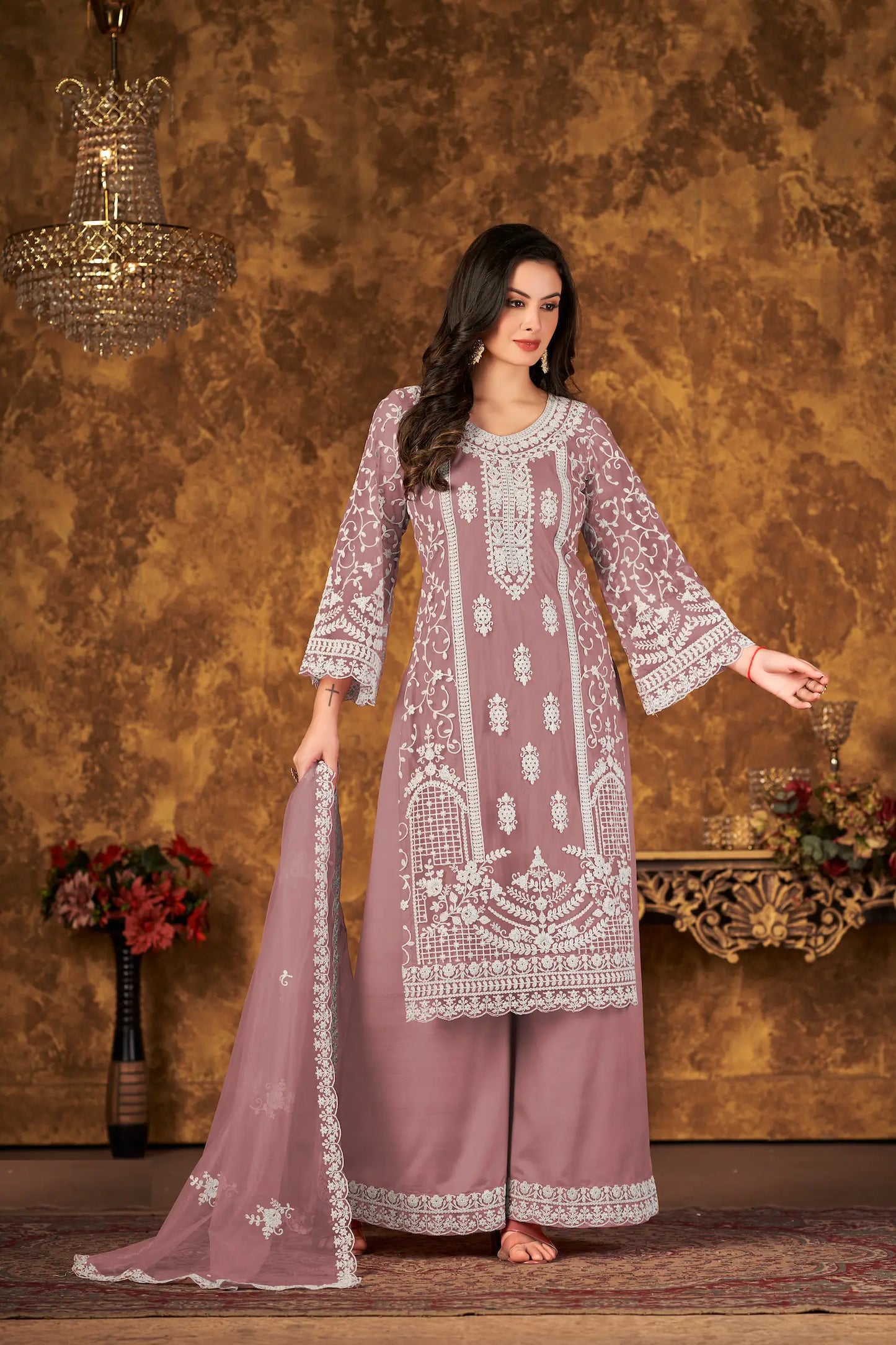 Salwar suit en filet pêche poudré avec broderie au fil et sequins