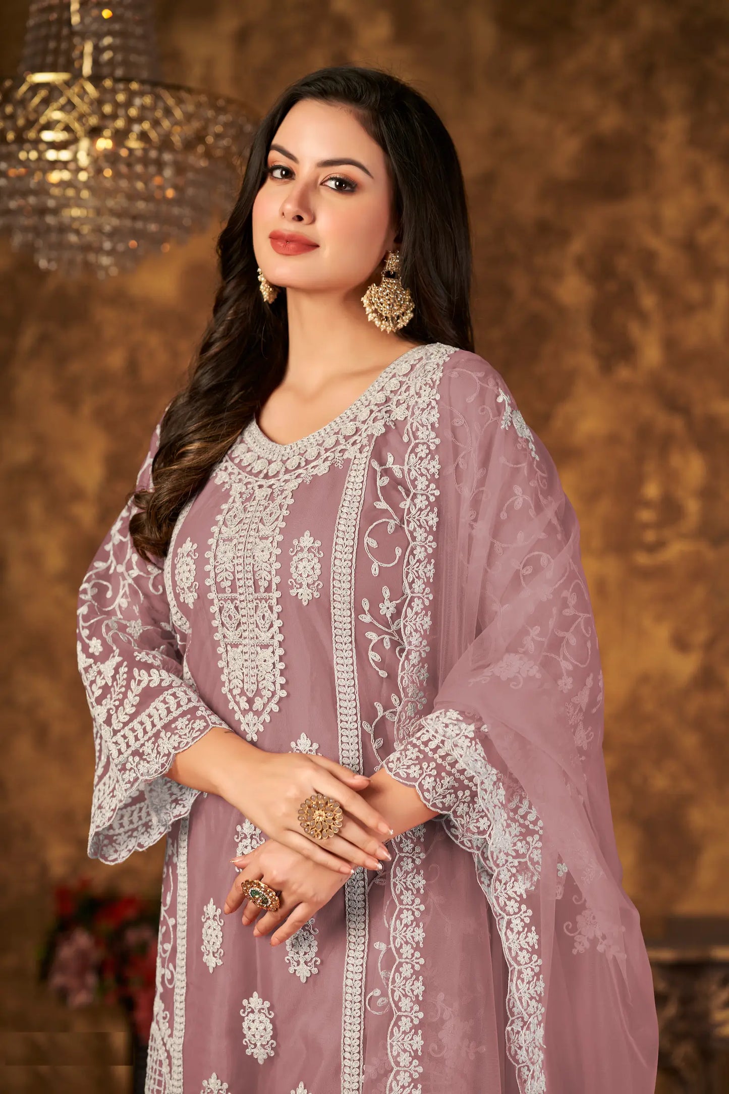 Salwar suit en filet pêche poudré avec broderie au fil et sequins