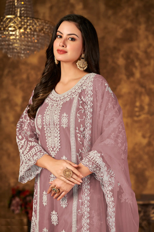 Salwar suit en filet pêche poudré avec broderie au fil et sequins