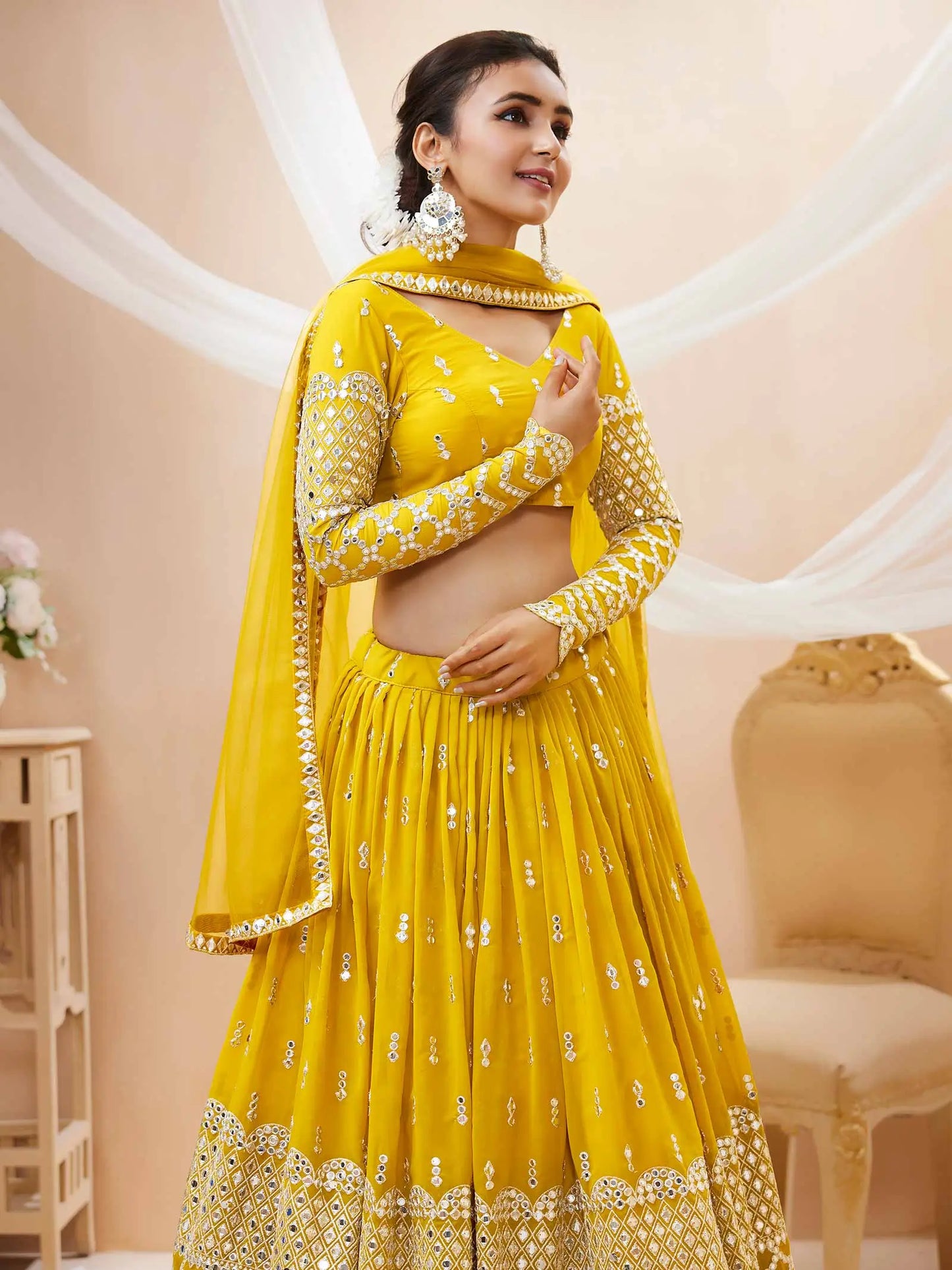 Lehenga choli jaune avec broderie en sequins et zari, accompagné d'une dupatta en tulle doux