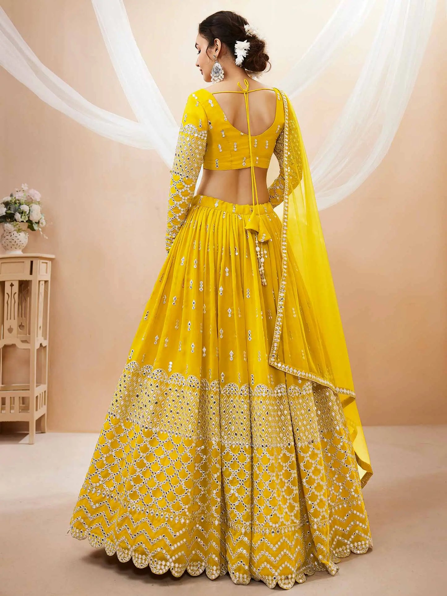 Lehenga choli jaune avec broderie en sequins et zari, accompagné d'une dupatta en tulle doux