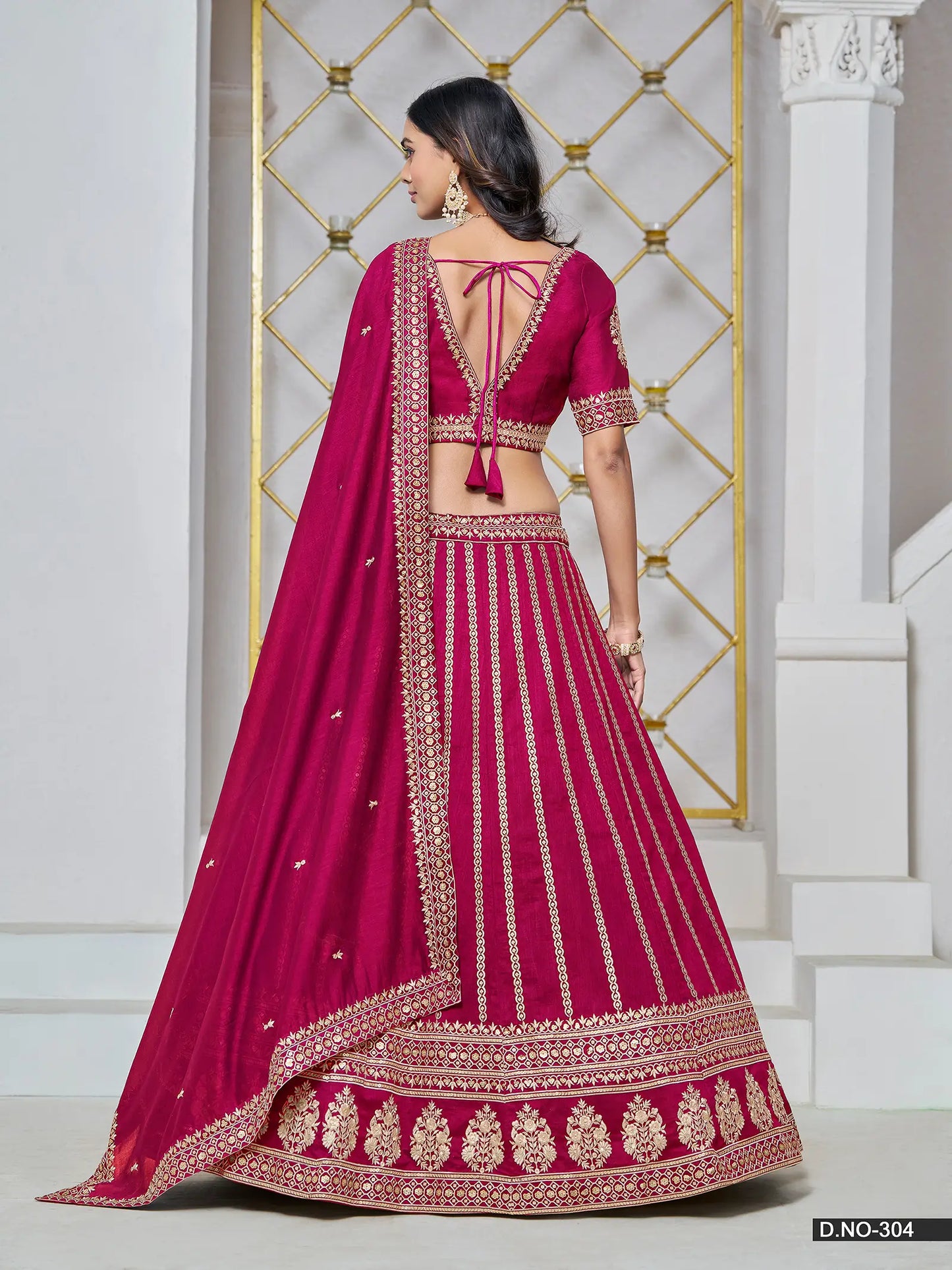 Designer Lehenga Choli aus kirschrosa Kunstseide mit Fadenstickerei und Pailletten