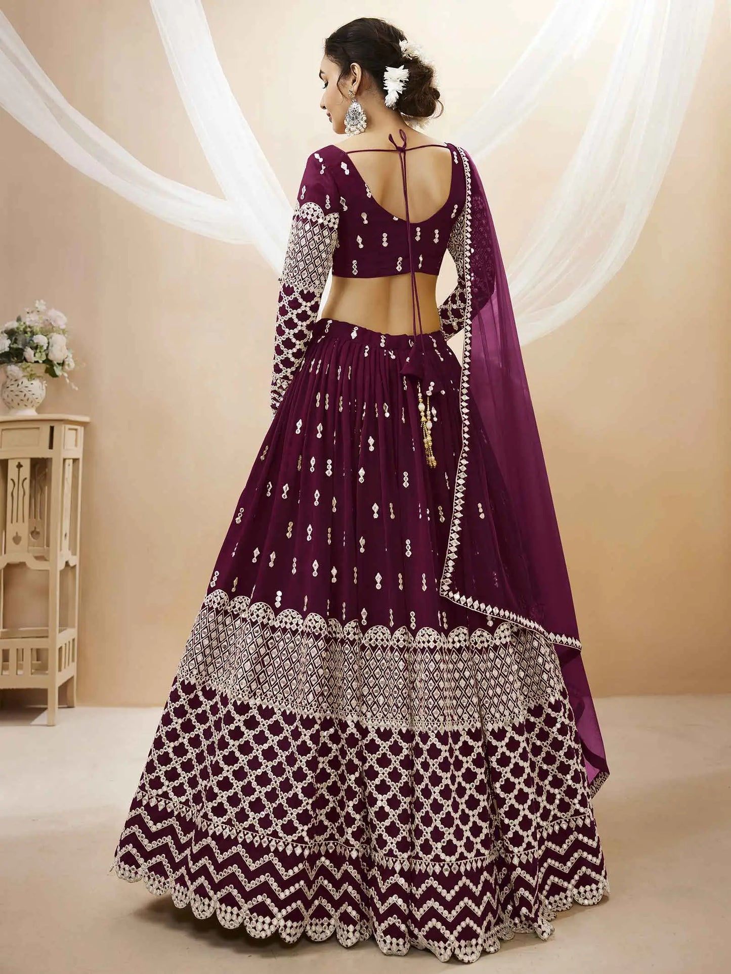 Lehenga en georgette couleur violet raisin foncé avec broderie en sequins et zari