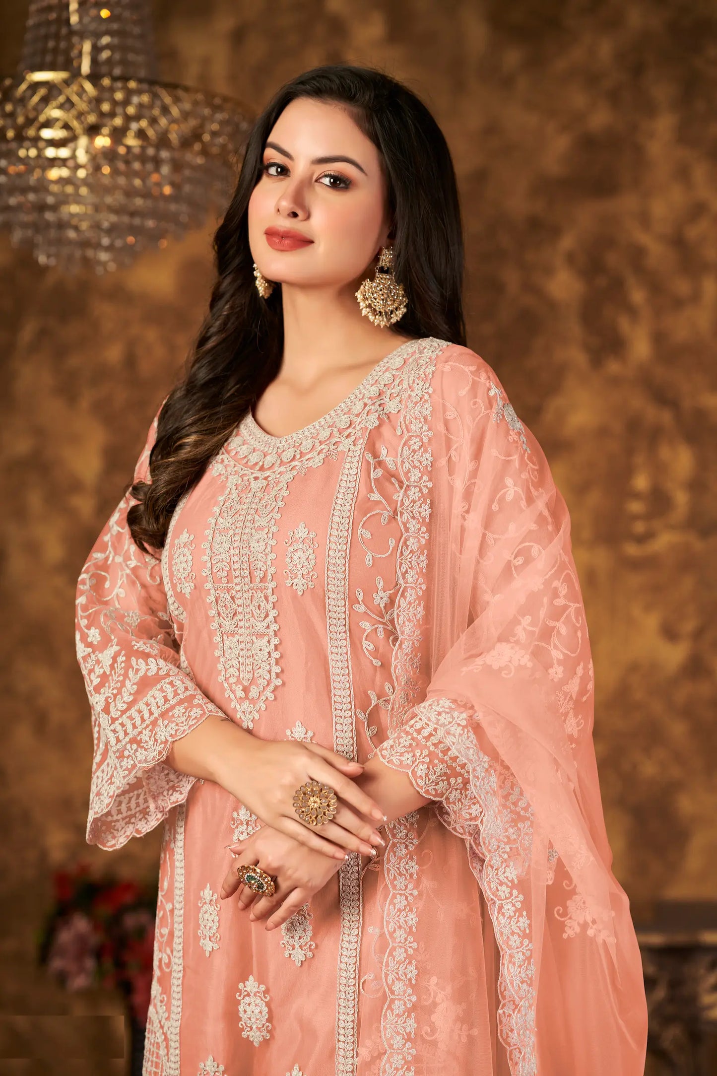 Salwar suit pêche en filet avec broderie au fil et sequins