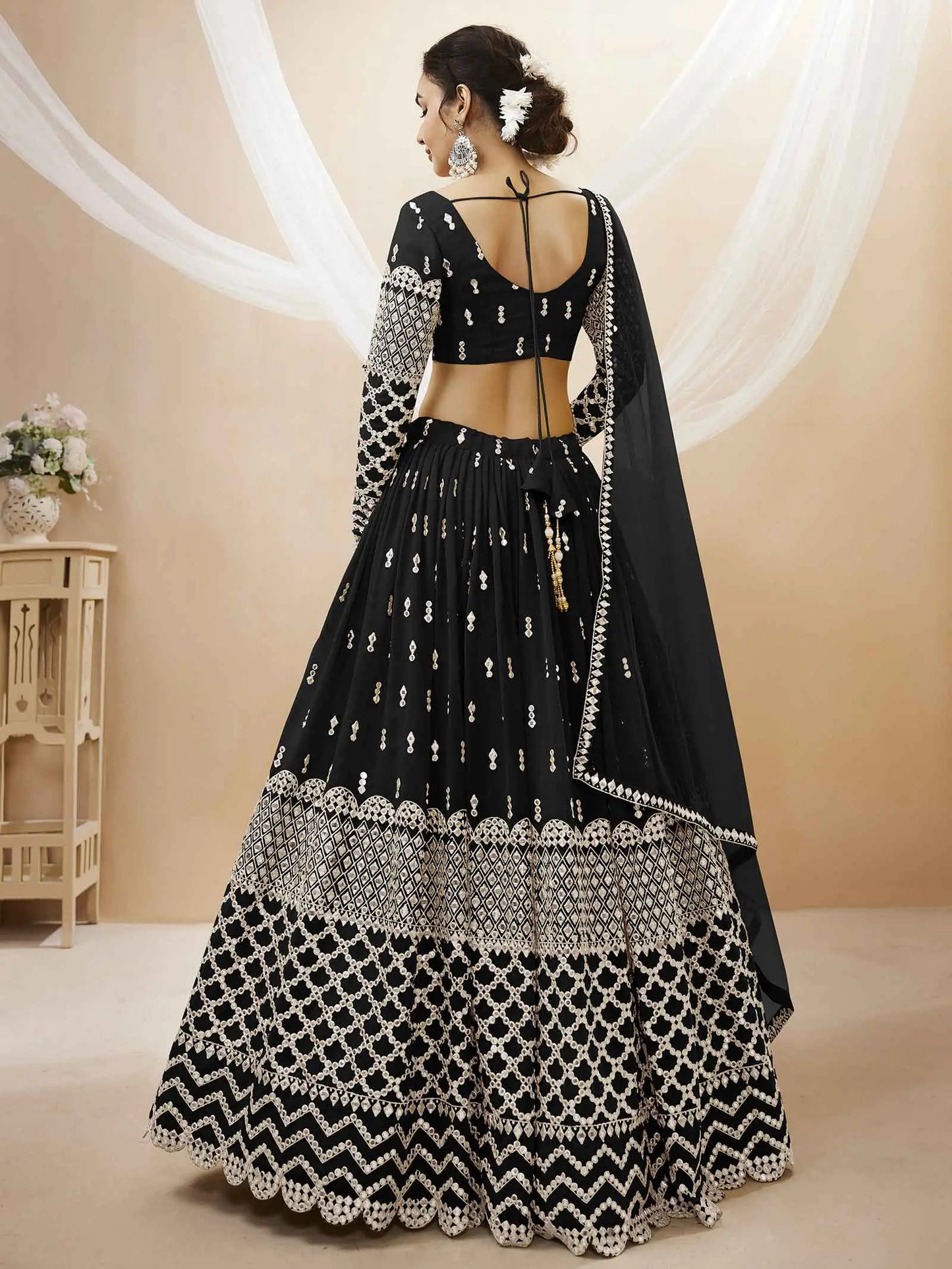 Magnifique lehenga choli en georgette noire avec broderie en sequins et zari, accompagné d'une dupatta en tulle doux