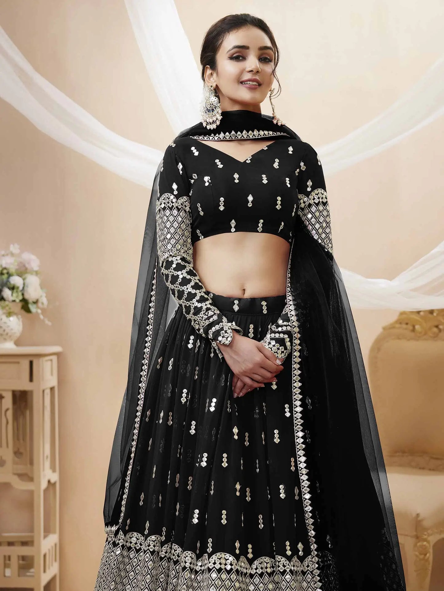 Magnifique lehenga choli en georgette noire avec broderie en sequins et zari, accompagné d'une dupatta en tulle doux