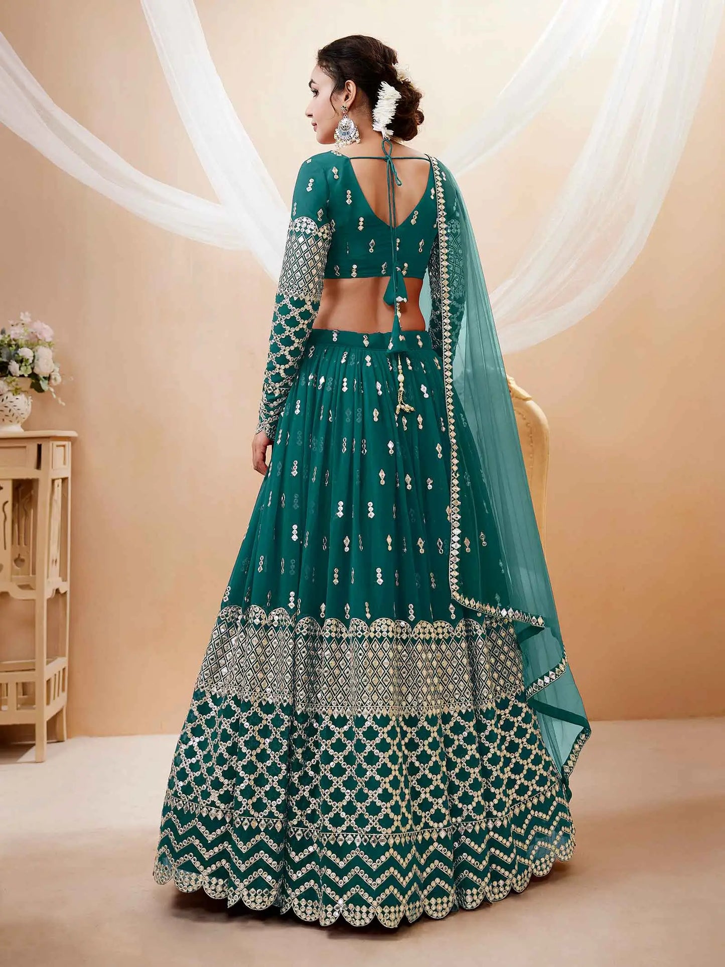 Lehenga bleu canard en georgette avec broderies en sequins et en zari