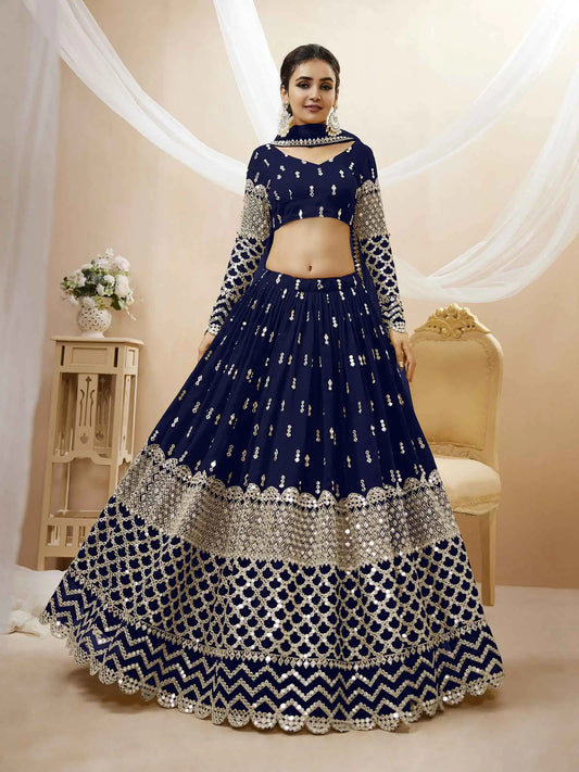 Lehenga choli bleu marine avec broderies en sequins et zari, accompagné d’un dupatta en tulle doux