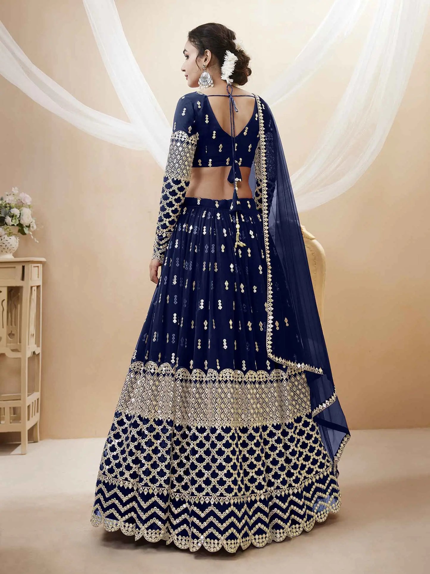 Lehenga choli bleu marine avec broderies en sequins et zari, accompagné d’un dupatta en tulle doux