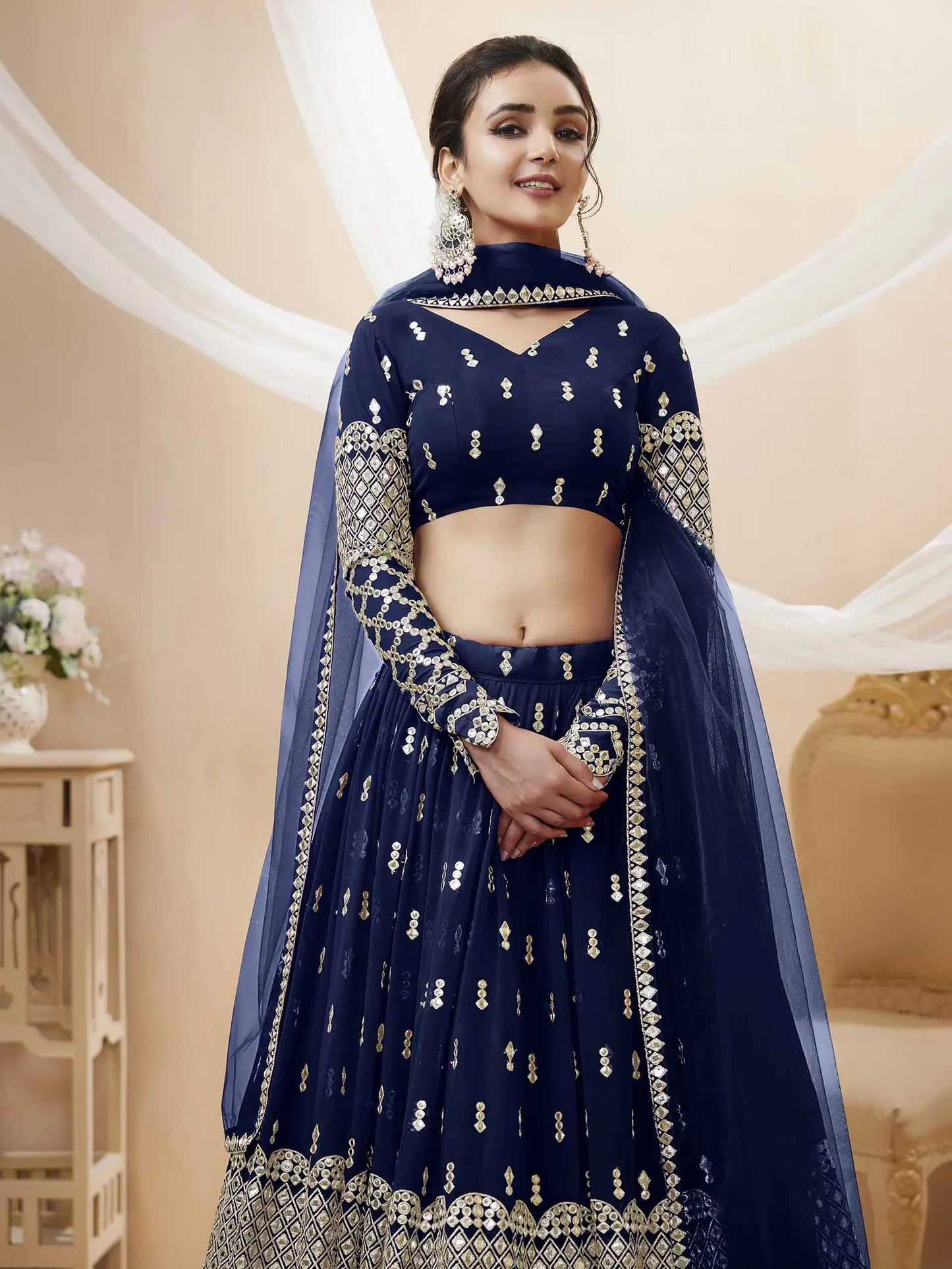 Lehenga choli bleu marine avec broderies en sequins et zari, accompagné d’un dupatta en tulle doux