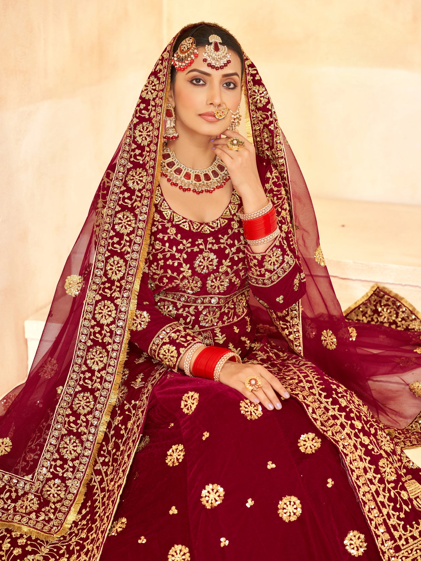 Eleganter rosa-grauer Braut-Lehenga mit Zarkan-Stickerei und Pailletten
