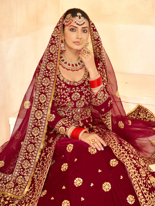 Lehenga de Mariée Rouge traditionnel en velours haut de gamme et broderies sequins, pierres et fils fantaisie