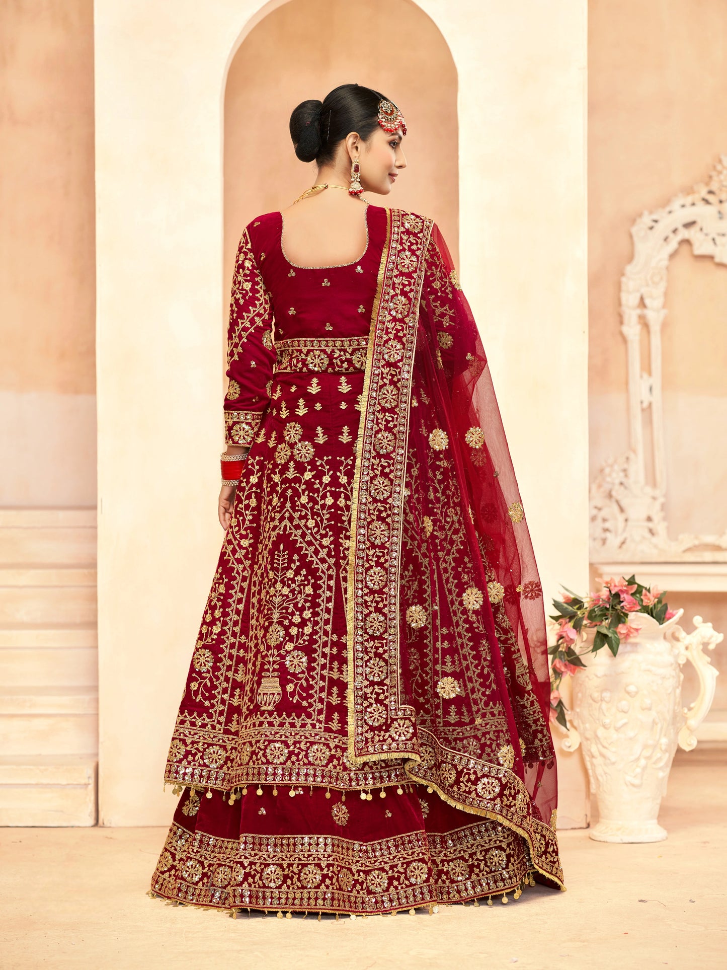 Eleganter rosa-grauer Braut-Lehenga mit Zarkan-Stickerei und Pailletten