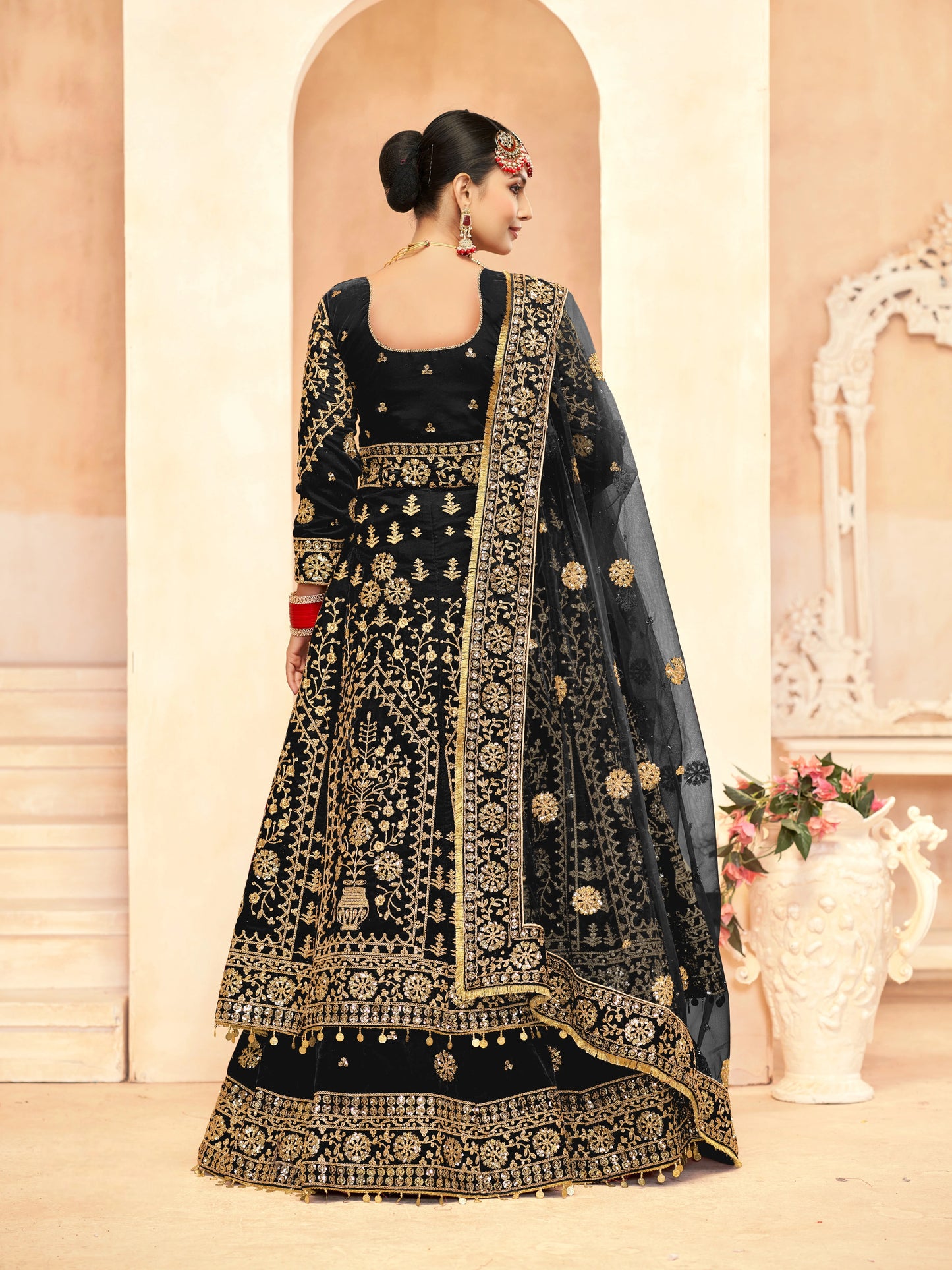 Eleganter rosa-grauer Braut-Lehenga mit Zarkan-Stickerei und Pailletten