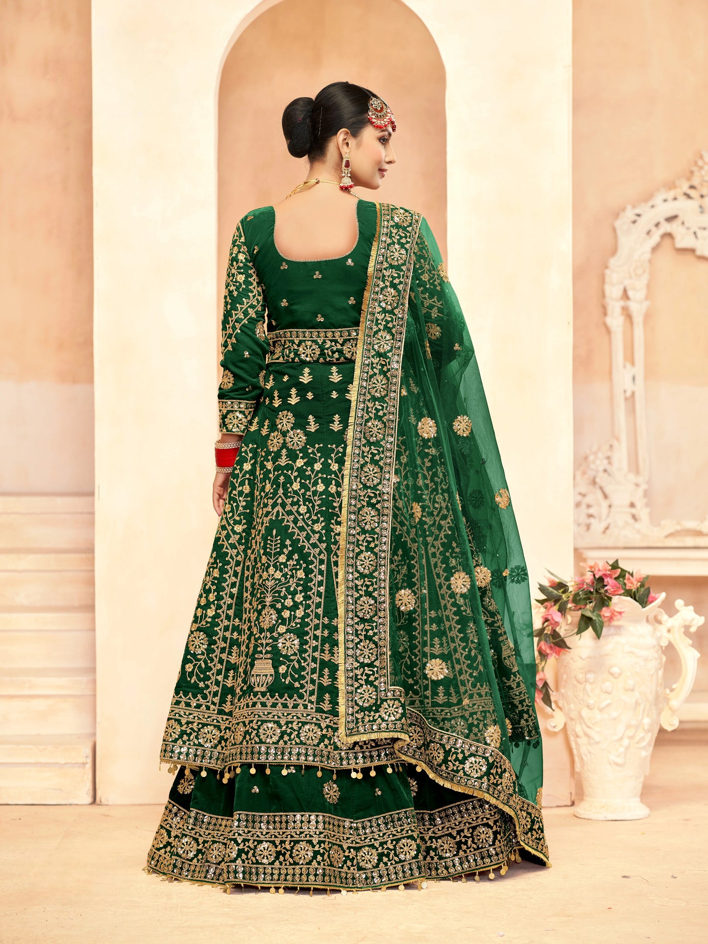 Eleganter rosa-grauer Braut-Lehenga mit Zarkan-Stickerei und Pailletten