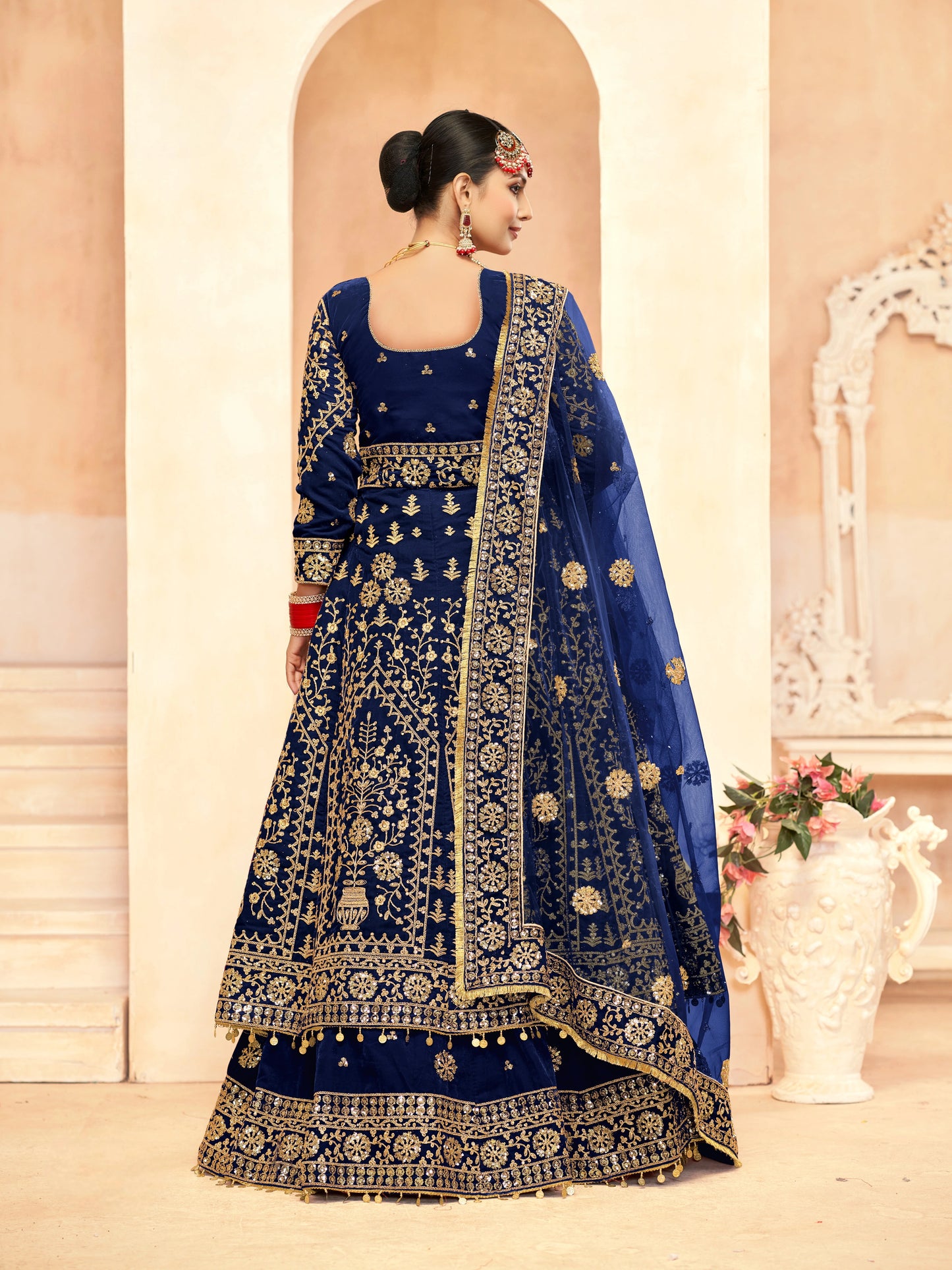 Eleganter rosa-grauer Braut-Lehenga mit Zarkan-Stickerei und Pailletten