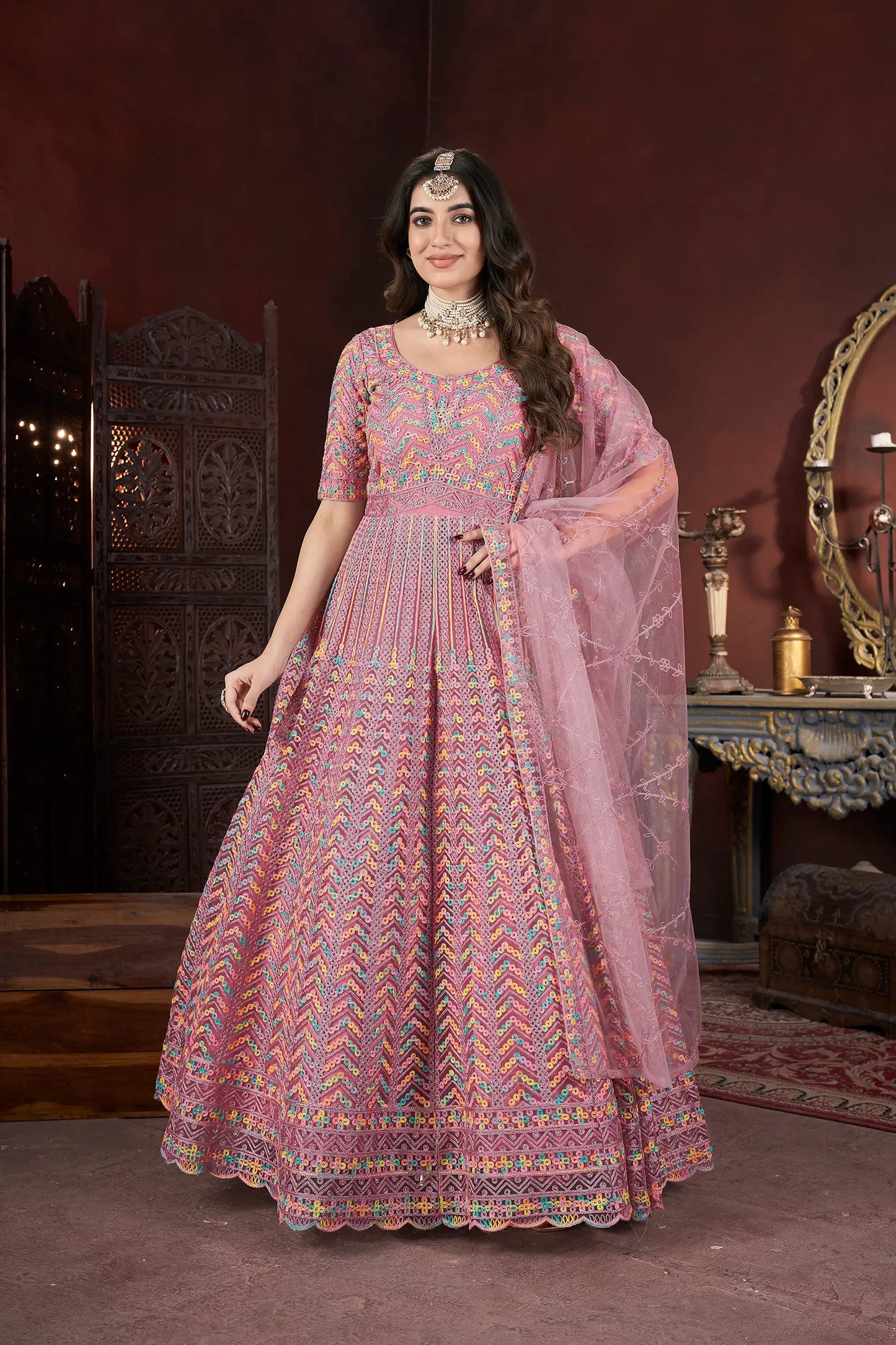 Fertiges Kleid in Pfirsich mit Stickerei und Zarkan, begleitet von einem Dupatta