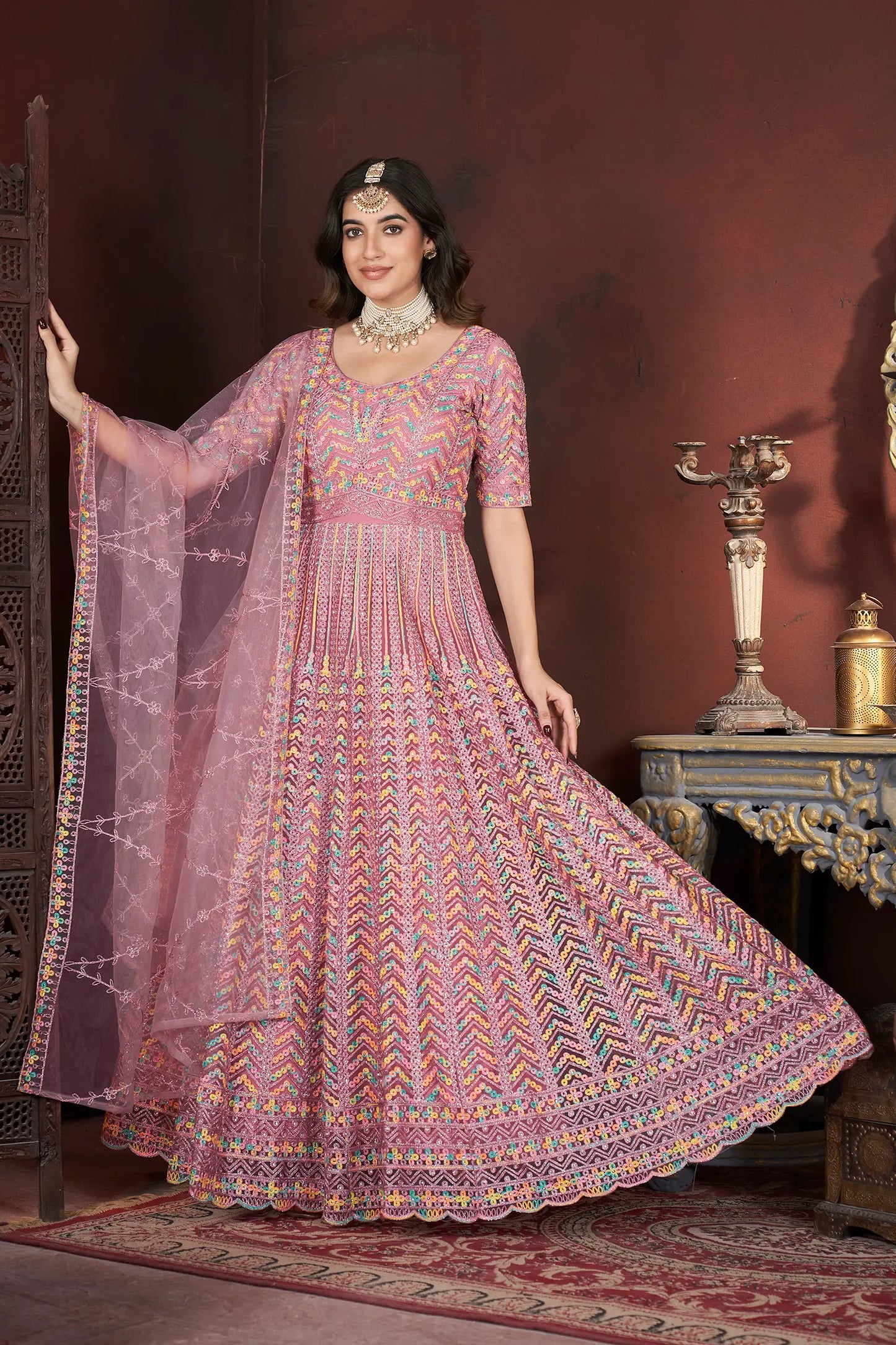 Fertiges Kleid in Pfirsich mit Stickerei und Zarkan, begleitet von einem Dupatta