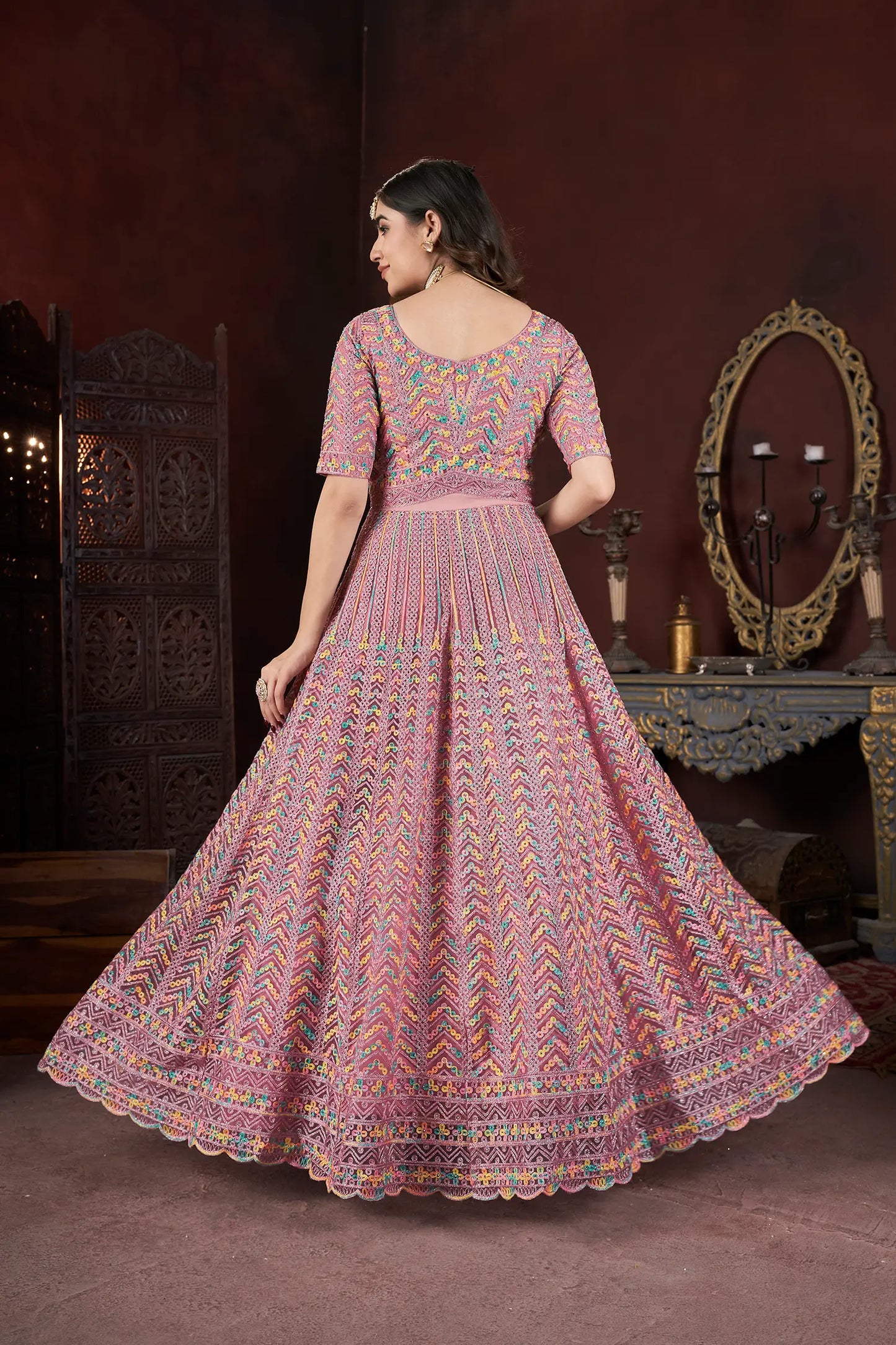 Fertiges Kleid in Pfirsich mit Stickerei und Zarkan, begleitet von einem Dupatta
