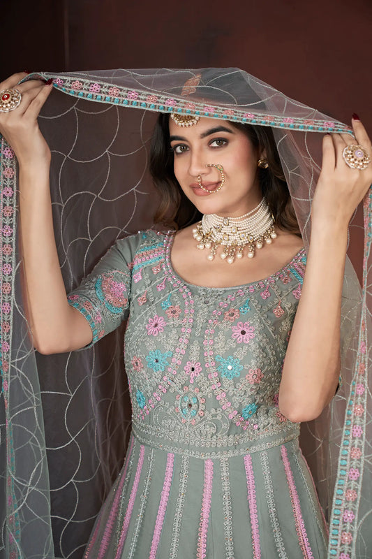 Robe prête à porter pistache clair avec broderie et zarkan, accompagnée d'un dupatta