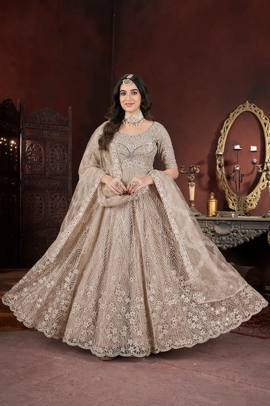 Robe prête à porter beige avec broderie et zarkan, accompagnée d'un dupatta