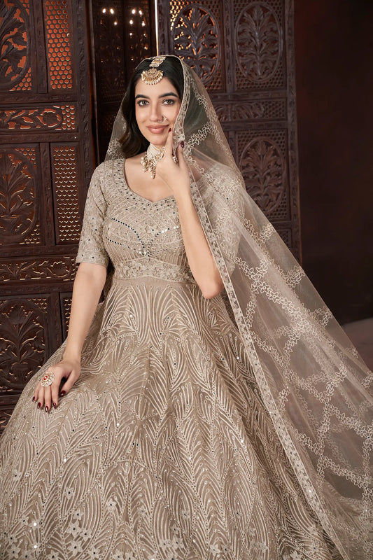 Robe prête à porter beige avec broderie et zarkan, accompagnée d'un dupatta