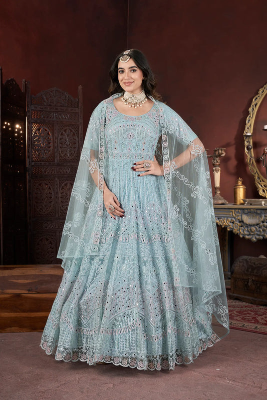 Robe prête à porter bleue ciel avec broderie et zarkan, accompagnée d'un dupatta