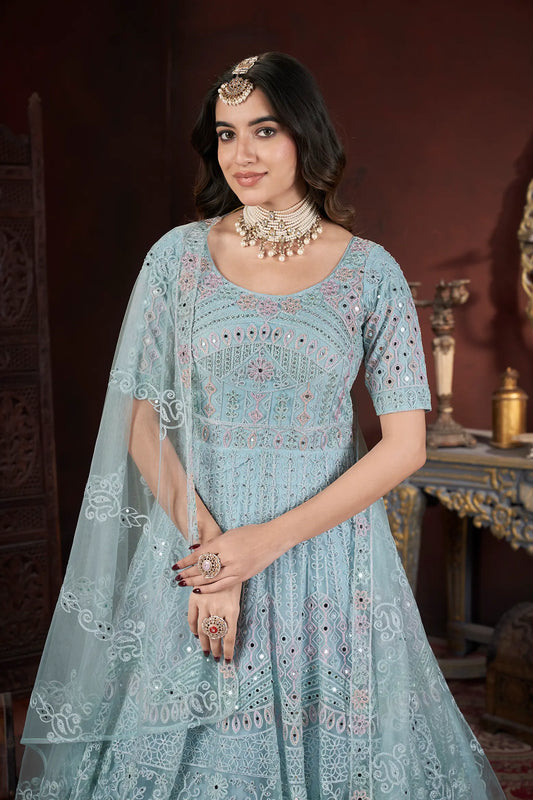 Robe prête à porter bleue ciel avec broderie et zarkan, accompagnée d'un dupatta