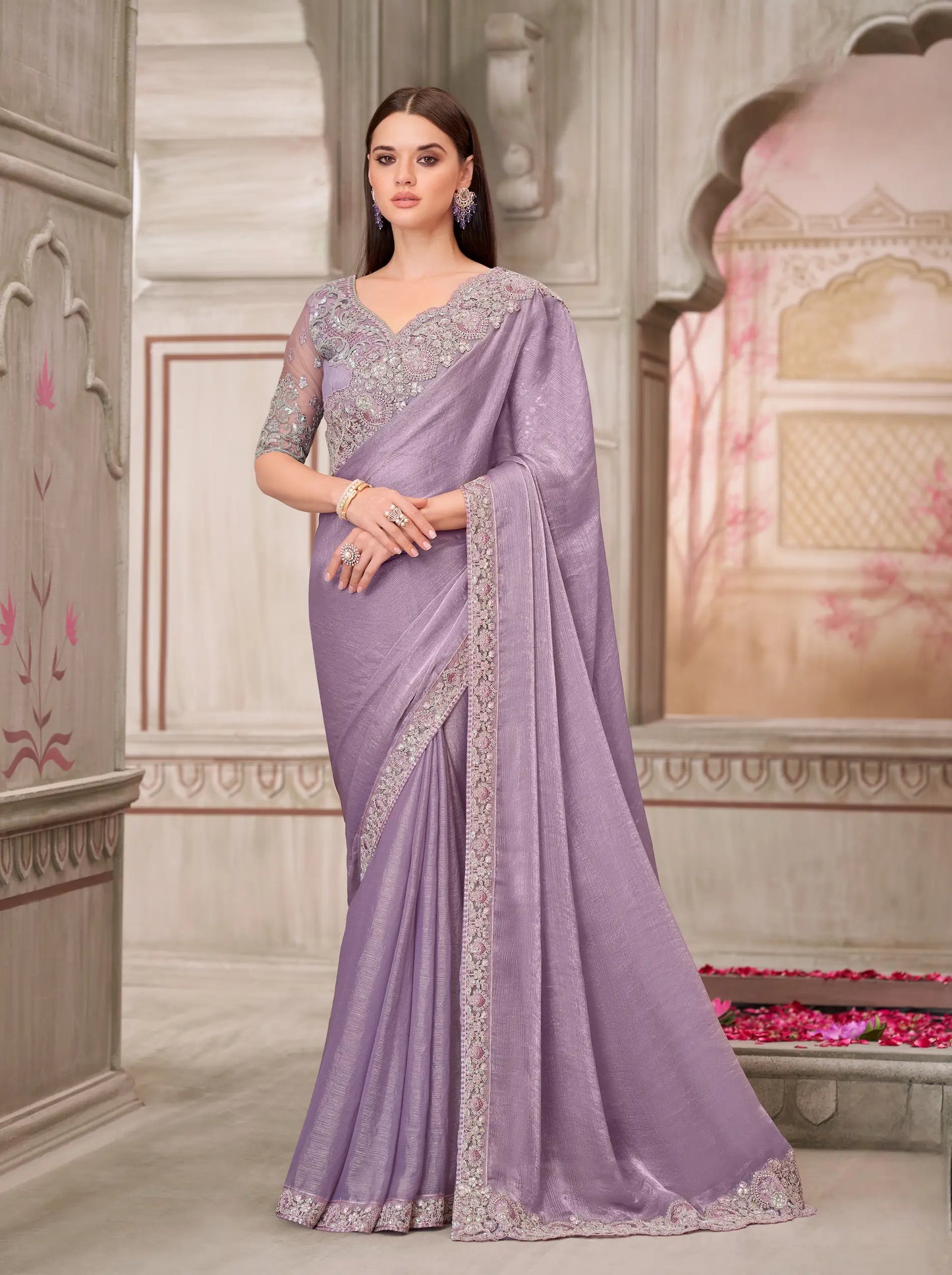 Sari de fête en soie chiffon lavande avec broderie au fil et sequins