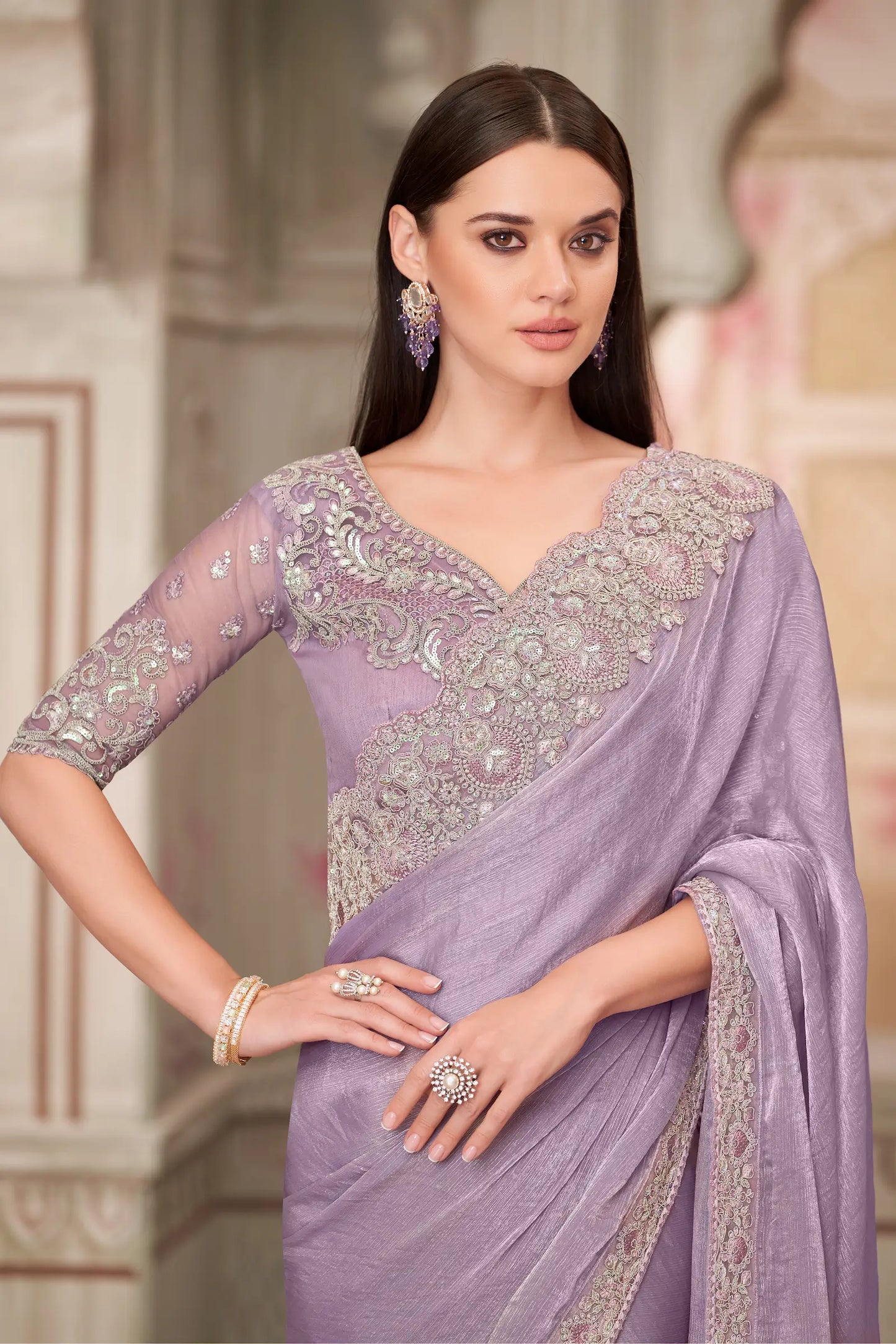 Sari de fête en soie chiffon lavande avec broderie au fil et sequins