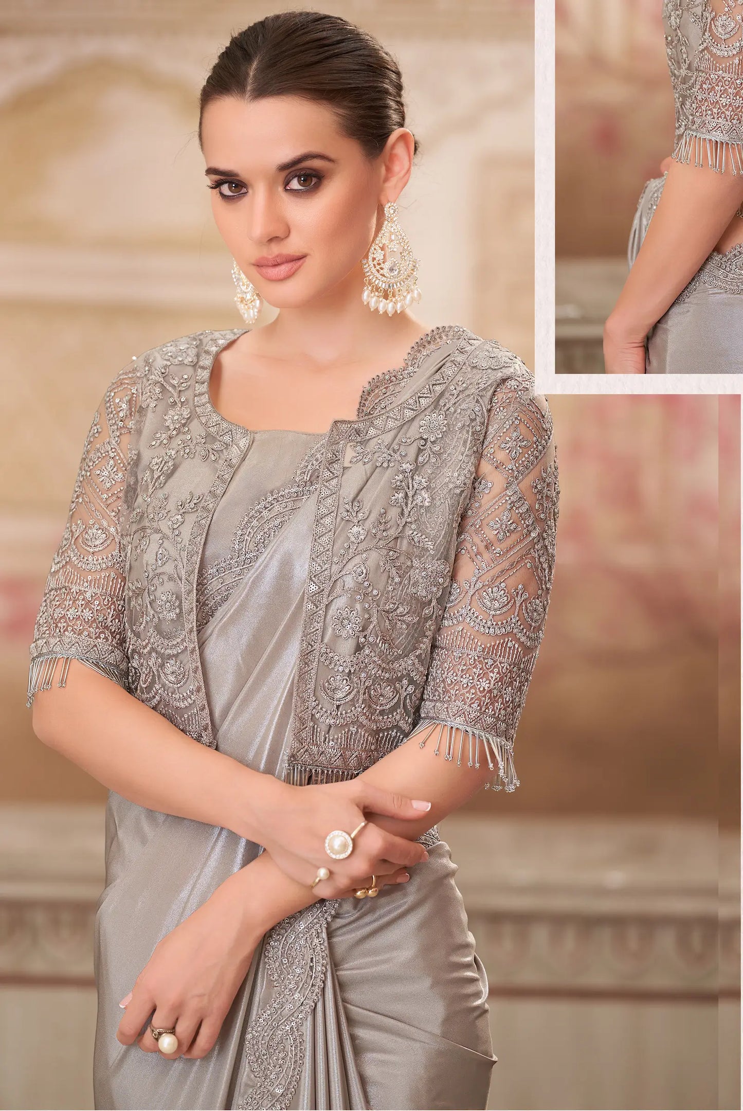 Sari de soirée en georgette gris perle avec broderie au fil et sequins, accompagné d’une veste assortie