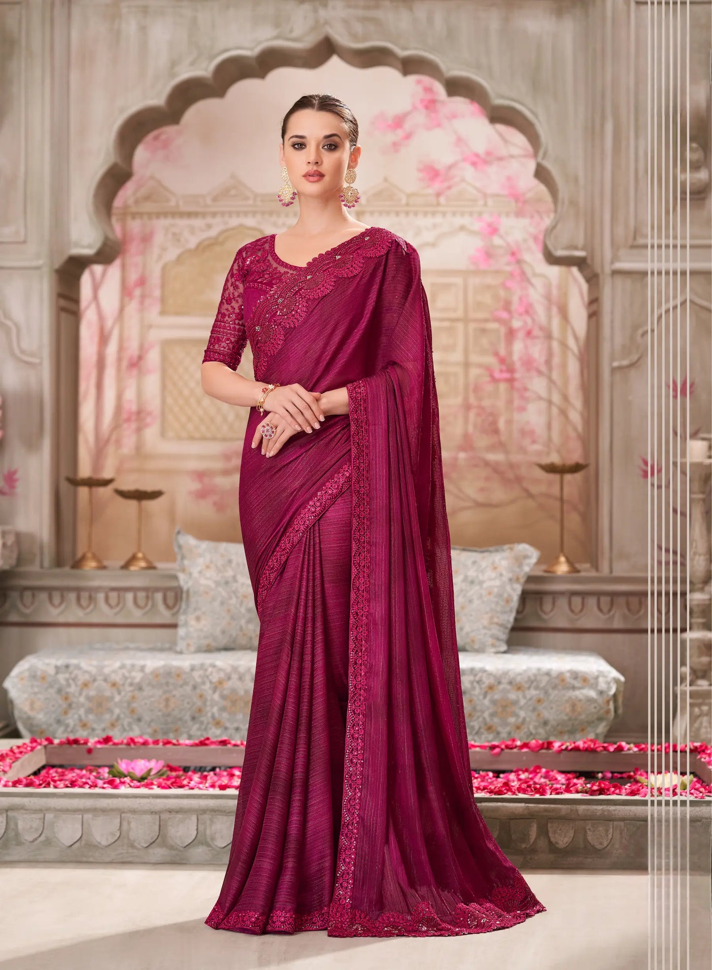 Sari de soirée en satin georgette rouge vin avec broderie de sequins et fil