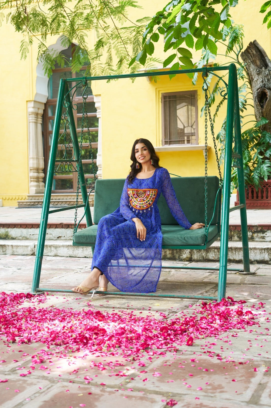 Eleganter rosa-grauer Braut-Lehenga mit Zarkan-Stickerei und Pailletten