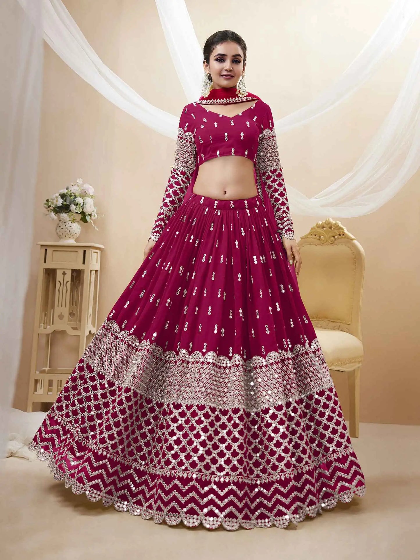 Lehenga Georgette Fuchsia avec broderie en sequins et zari, accompagné d’un dupatta